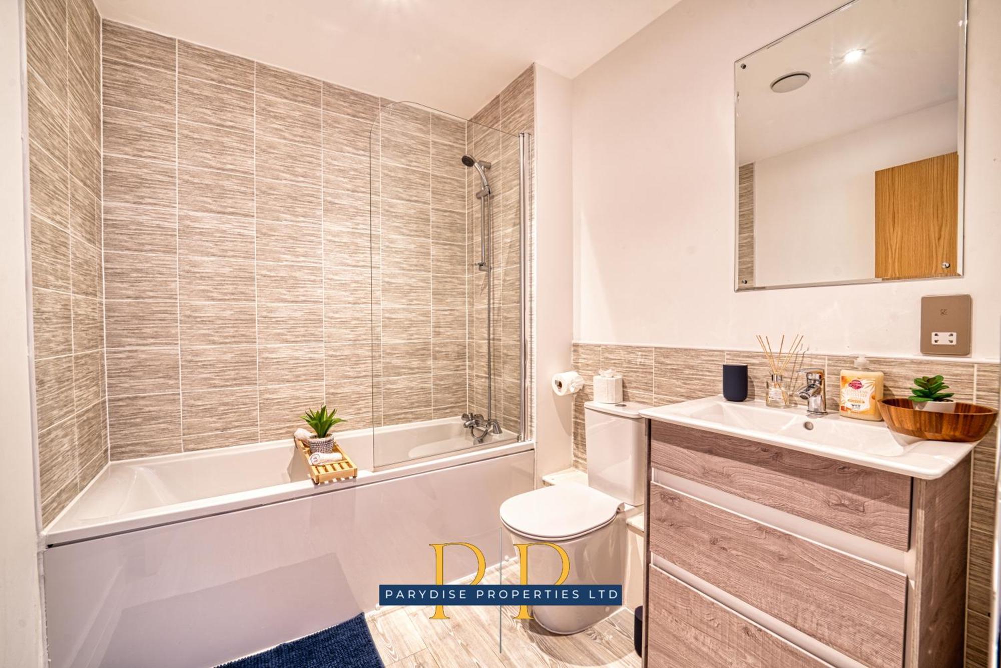 The Middlewood Plaza Suite - By Parydise Properties - Business Or Leisure Stays, Central Location, Sleeps 4, Salford 曼彻斯特 外观 照片
