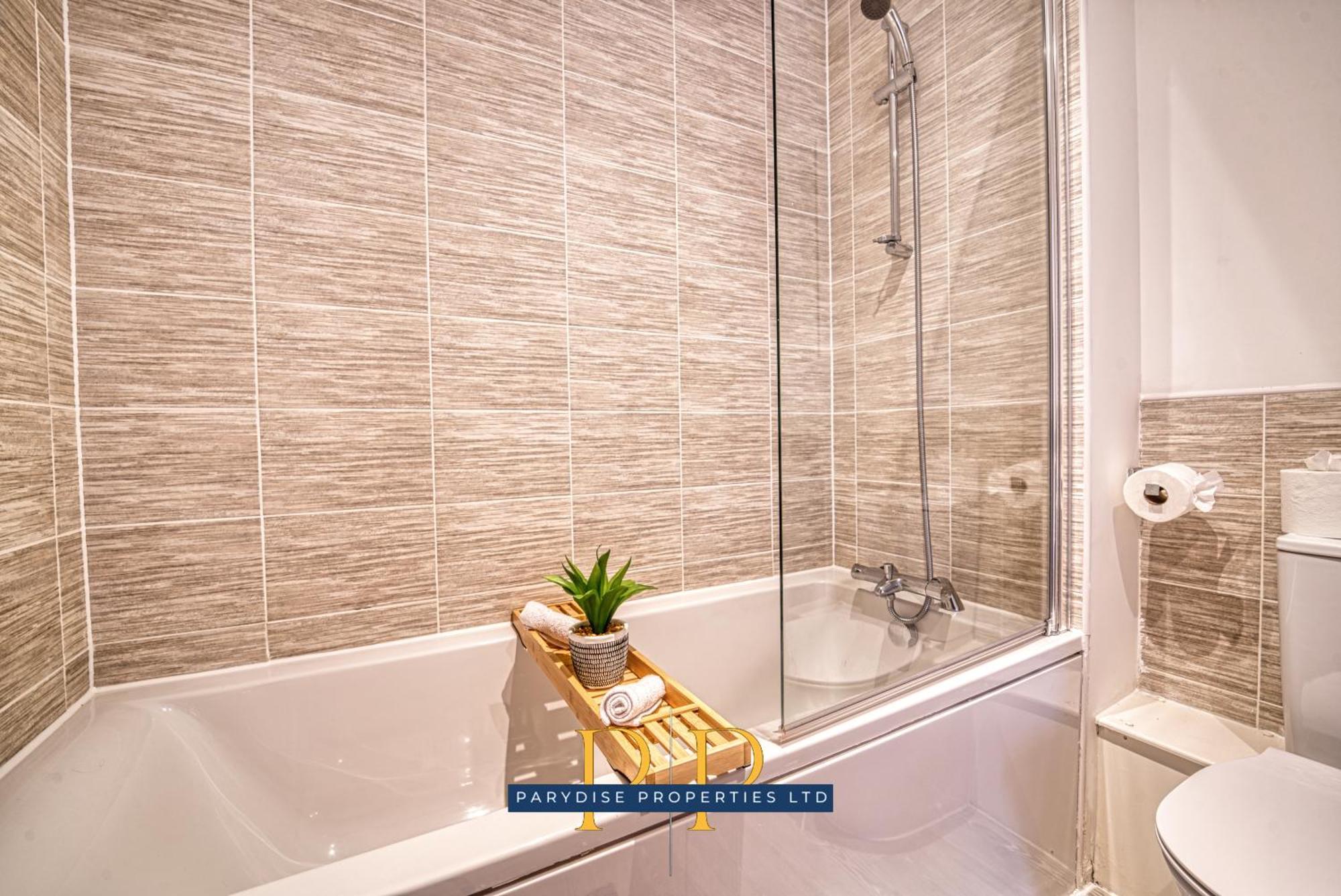 The Middlewood Plaza Suite - By Parydise Properties - Business Or Leisure Stays, Central Location, Sleeps 4, Salford 曼彻斯特 外观 照片
